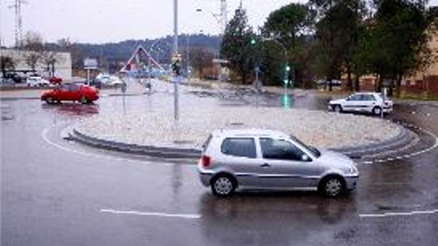 Veïns i conductors apunten que la rotonda no es veu gaire bé.