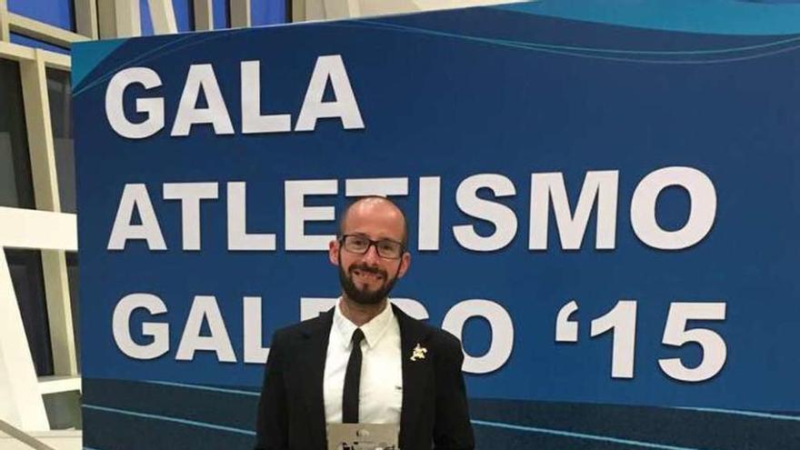 El entrenador estradense Marcos Otero, ayer, con su premio.