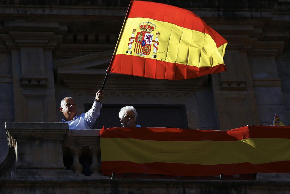 Desenes de milers de persones omplen Barcelona a favor de la unitat d'Espanya