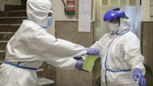 Personal sanitario se desinfecta en el interior de una residencia de ancianos de Madrid.