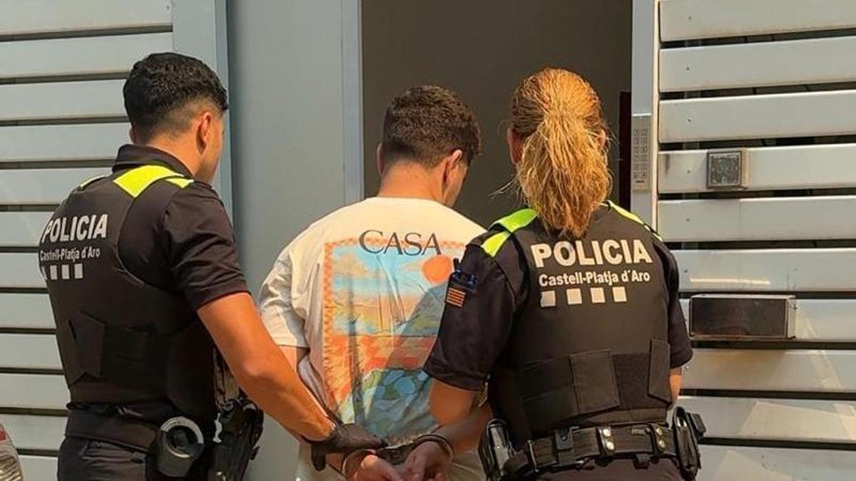 Agents de la Policia Local de Platja d'Aro amb el detingut acusat de robar el Rolex.