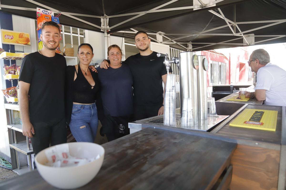 Isabel Teno (segunda izquierda) junto a sus compañeros en el bar de los trabajadores.