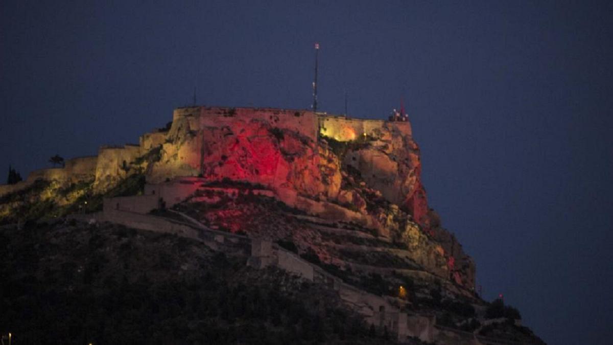 El castillo de Santa Bárbara, con los colores de la bandera de España en una imagen de 2023.