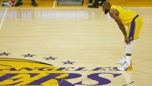 LeBron James, en un momento de respiro en el partido frente a los Raptors.