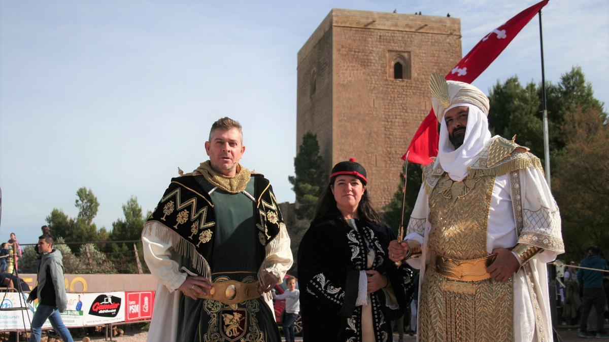 Un cristiano, un judío y un musulmán, en el patio de armas del Castillo ante la Torre Alfonsina.