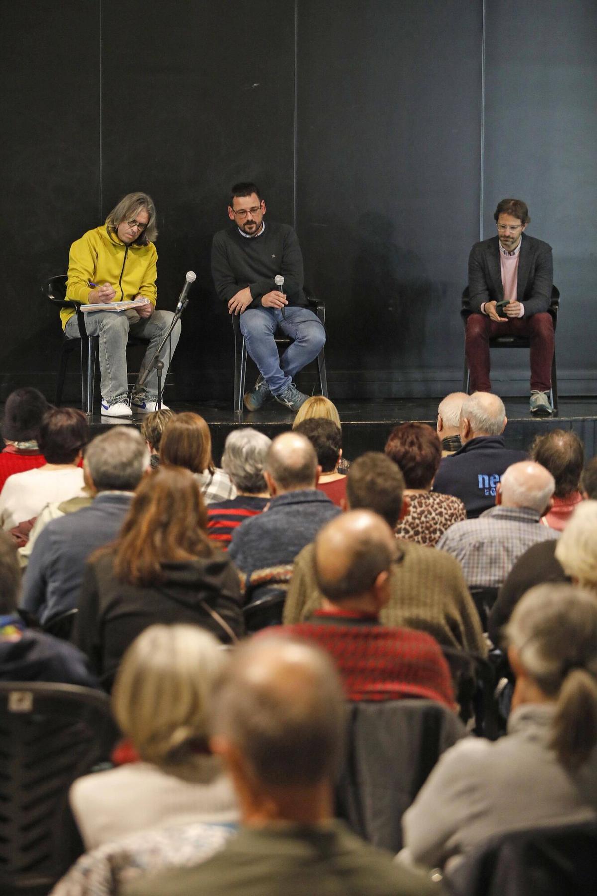 Girona. Teatre Centre Civic Sant Narcis. Reunio oberta de veins i ajuntament per parlar de seguretat. Lluc Salellas. Isaac Sanchez. Sergi Font.