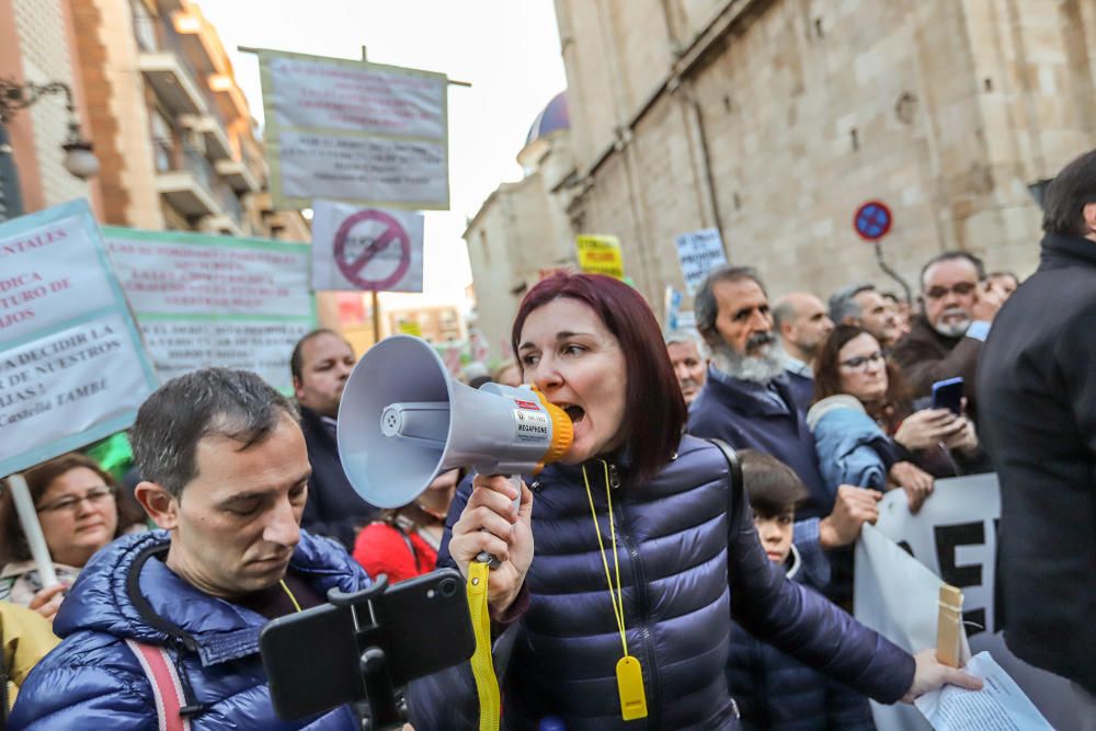 Veinte mil personas reclamaron ayer en las calles de Orihuela la derogación de la ley de Plurilingüismo