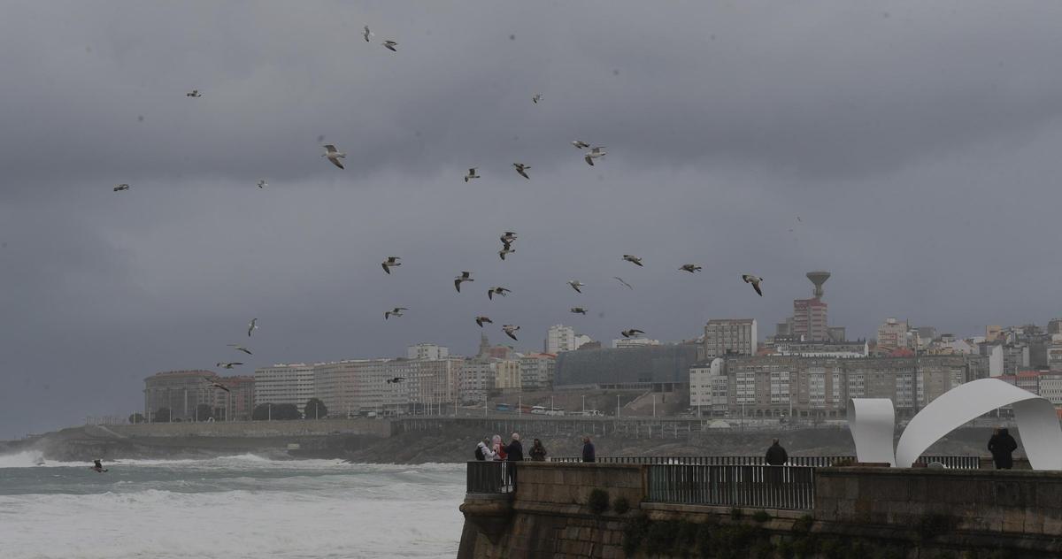 Alerta roja en el litoral coruñés por olas de hasta nueve metros