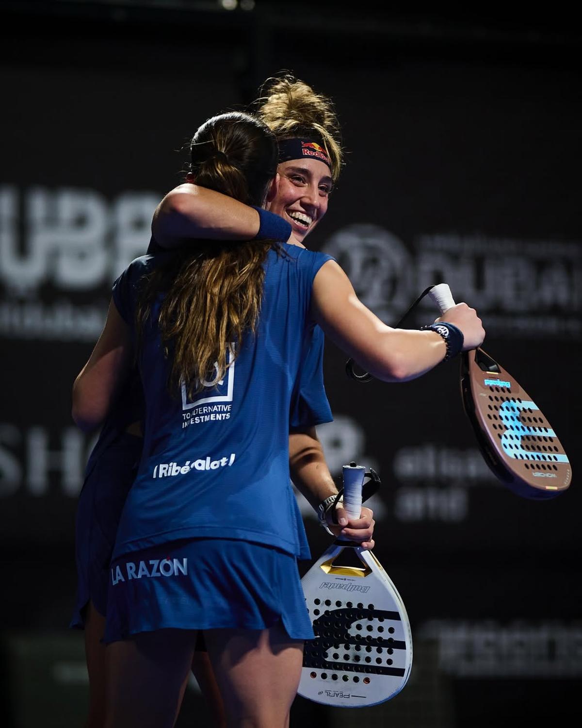 Claudia y Bea celebran el pase a semifinales