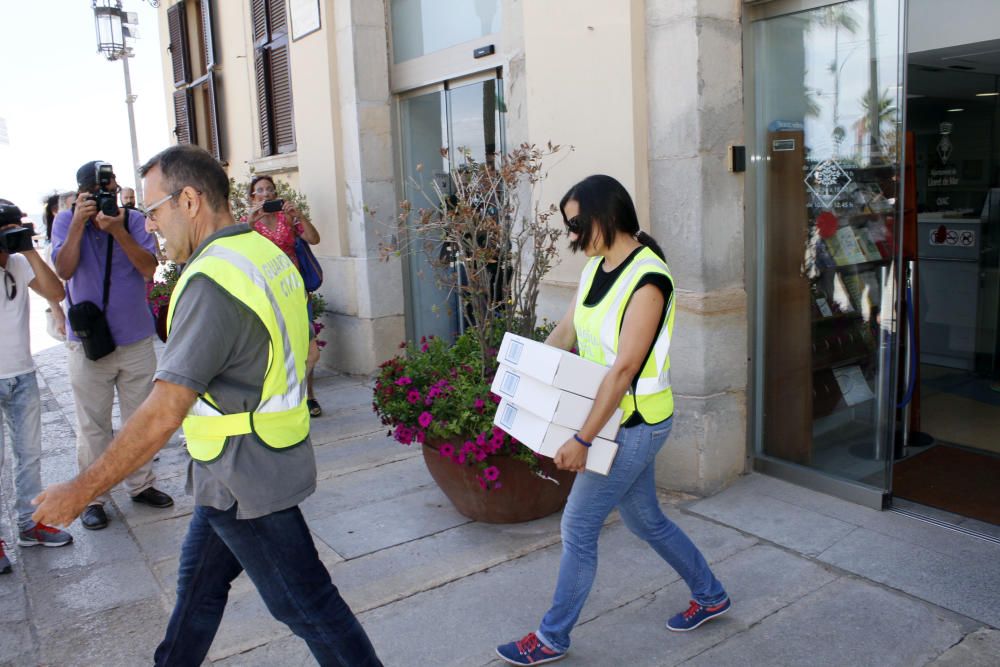 Agents de la Guàrdia Civil amb documentació de l'ajuntament de Lloret