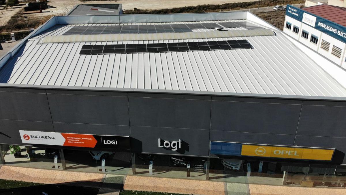 Las placas solares instaladas por Grupo Logi SL en su nave para autoconsumo en una imagen tomada con el dron de Fedivalca.  | SERVICIO ESPECIAL