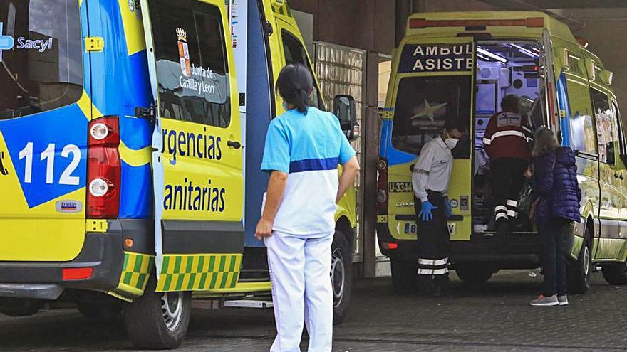 Dos ambulancias en el Virgen de la Concha. | Jose Luis Fernández