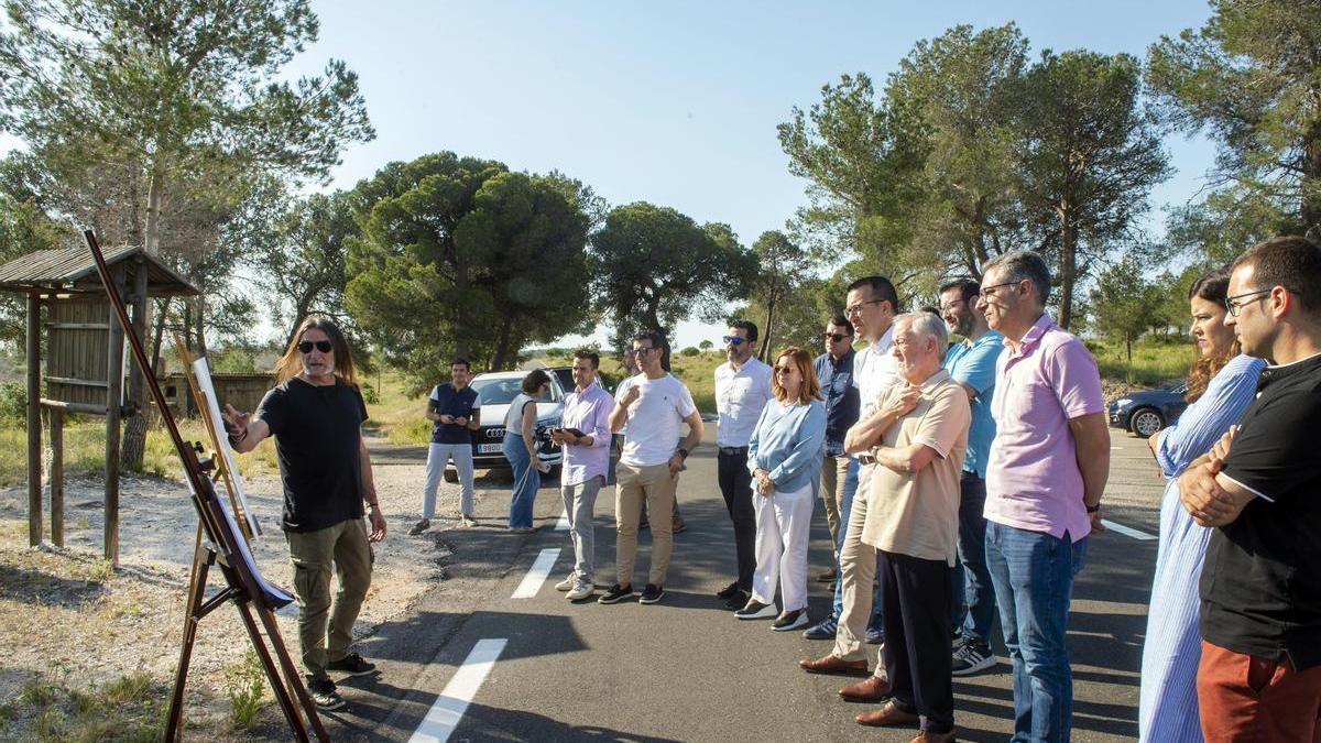 Los técnicos explican el proyecto a las autoridades.
