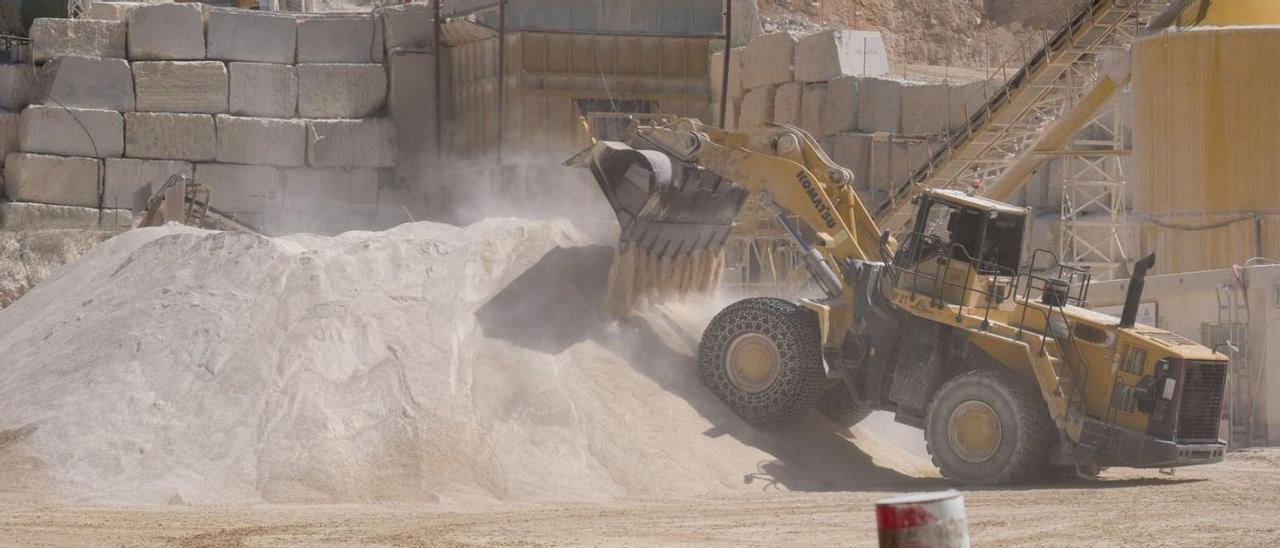 Una excavadora trabajando en la cantera de mármol Monte Coto.  | ÁXEL ÁLVAREZ