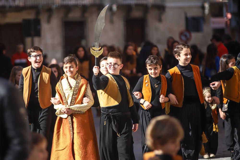 Orihuela celebra el tradicional Medio Año de la fiesta de Moros y Cristianos.