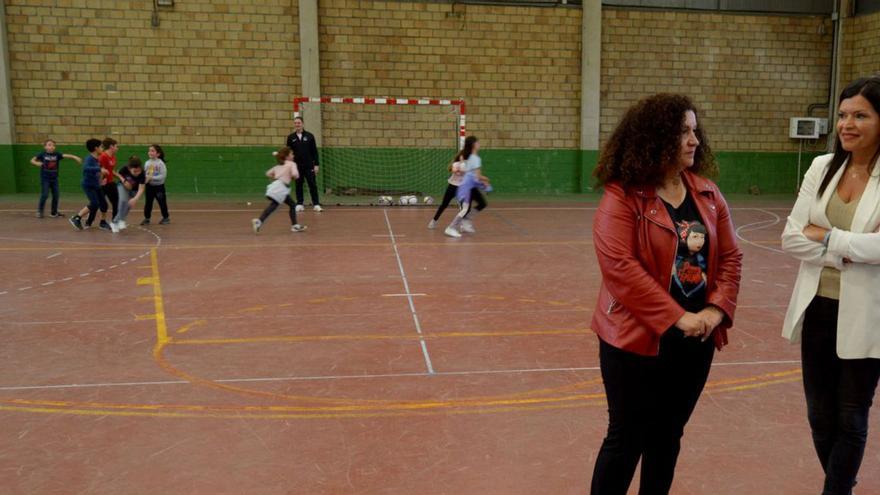 Feli Rodríguez y Nidia Arévalo, en el pabellón de Sanguiñeda.  | // D.P.