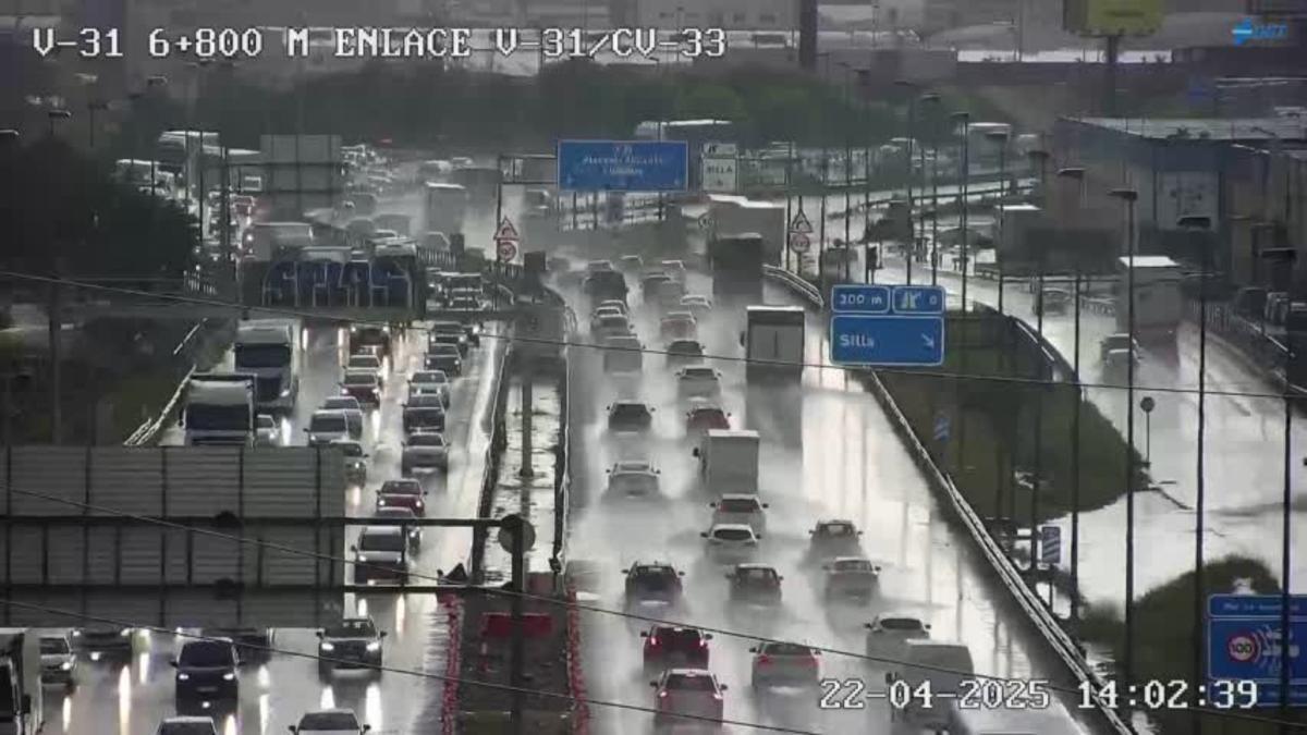 Tráfico denso en la V-31 marcado por las lluvias