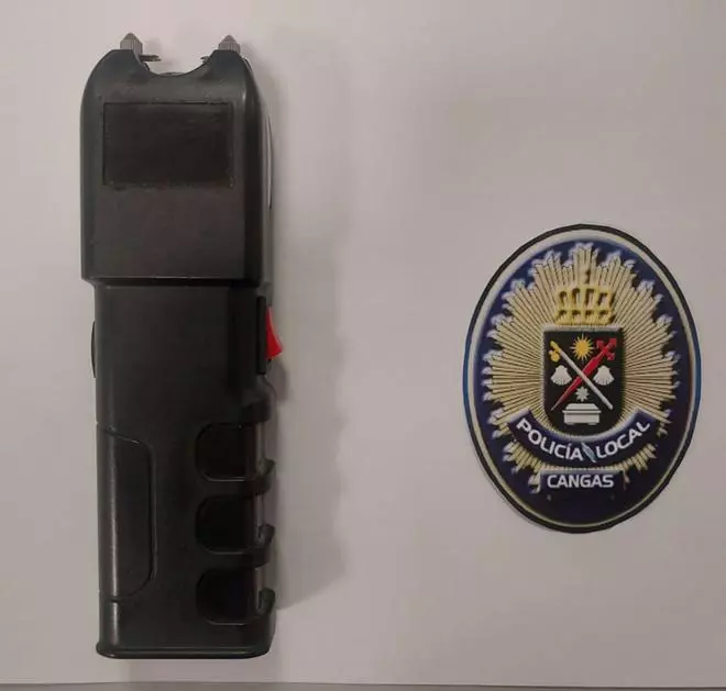 La Policía Local se incauta de una pistola eléctrica que estaba en poder de un joven durante la noche del domingo