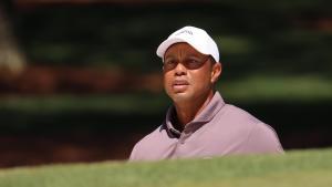 Woods contempla un green en la segunda jornada del Masters de Augusta