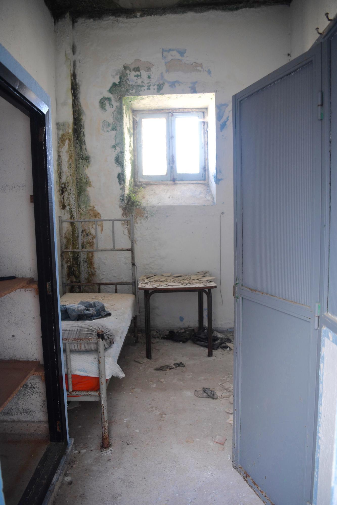Pintadas, suciedad y abandono en la antigua cárcel provincial de A Coruña