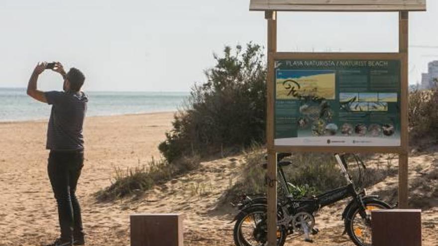 Entrada a la playa naturista de Urbanova.