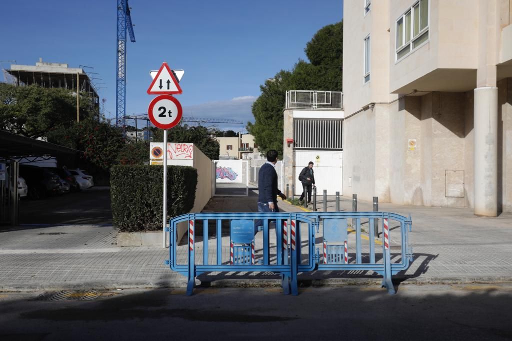 Empieza la retirada de plazas en el Paseo Marítimo con el parking alternativo cerrado