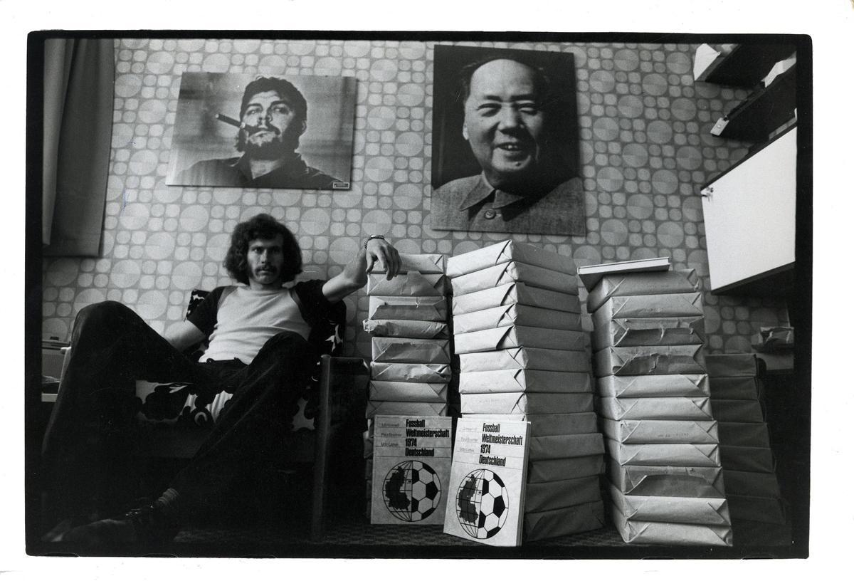 Breitner con fotos de el Che Guevara y Mao