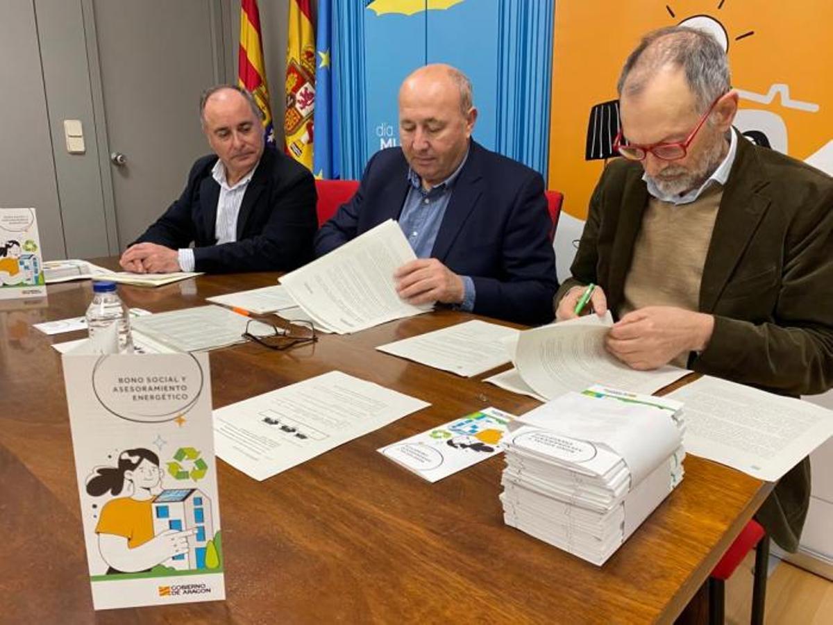 José Antonio Jiménez, en el centro, y Víctor Viñuales (derecha) rubrican el convenio junto a Pablo Martínez.