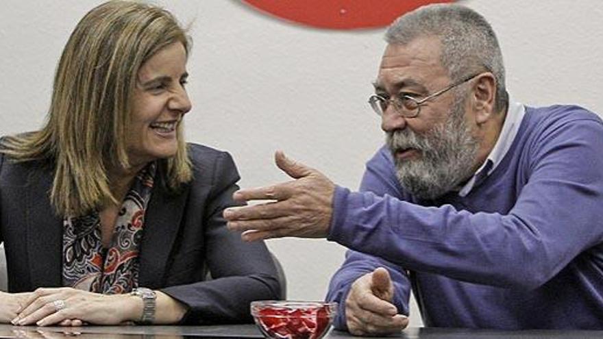 La ministra empleo, Fátima Báñez y el líder de la UGT Cándido Méndez, en la sede del sindicato en Madrid, este miércoles.