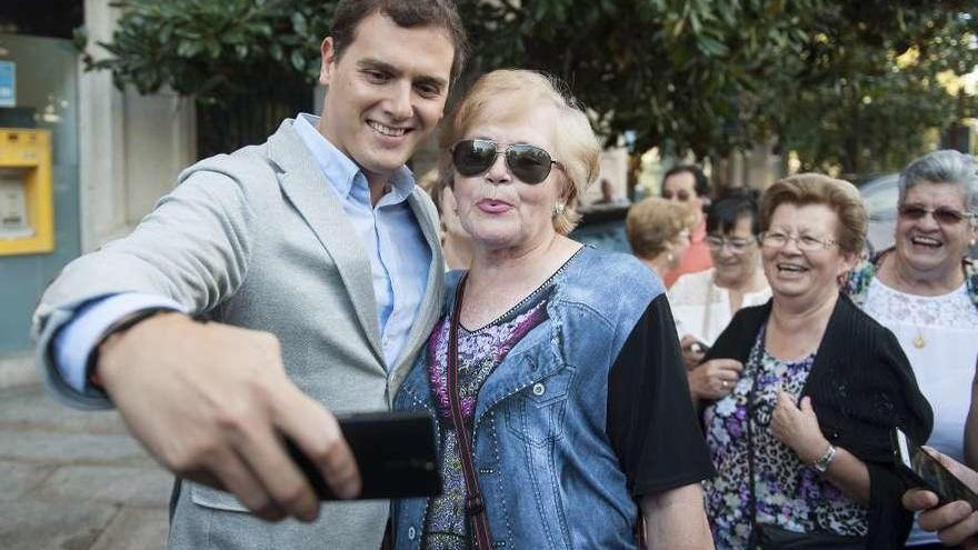 Albert Rivera se fotografía con una viandante en Ourense durante las autonómicas de 2016. // B. Lorenzo