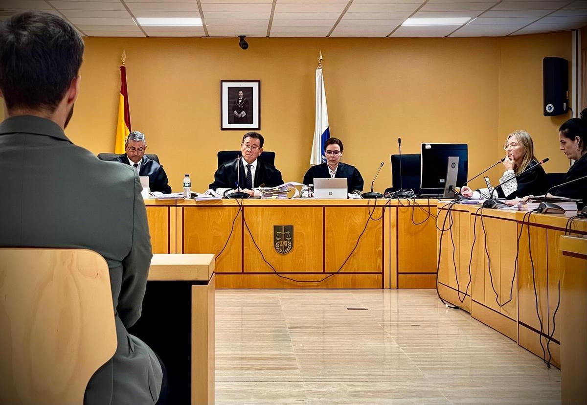 El acusado, en primer término, durante la primera sesión del juicio celebrada en la Audiencia Provincial de Santa Cruz de Tenerife