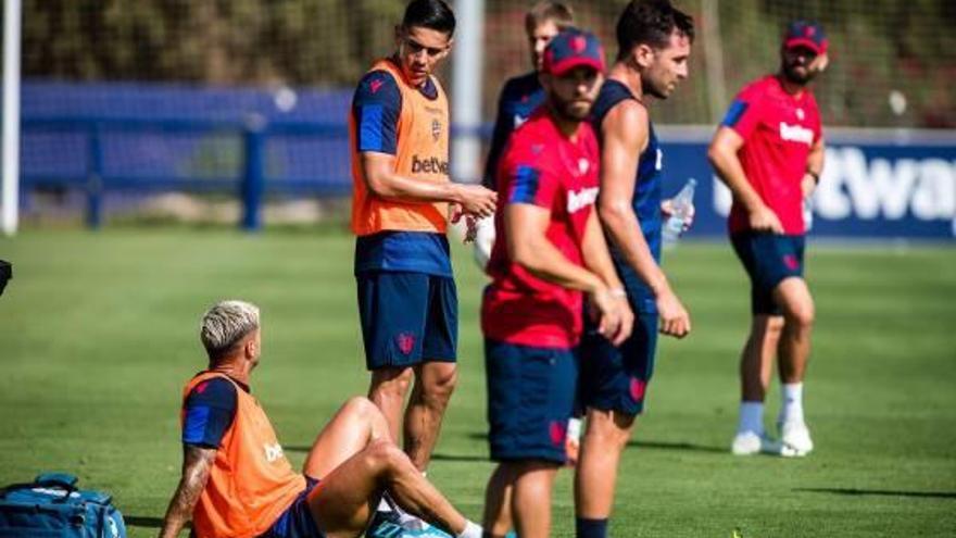 La plantilla entrena casi al completo ayer en Buñol.