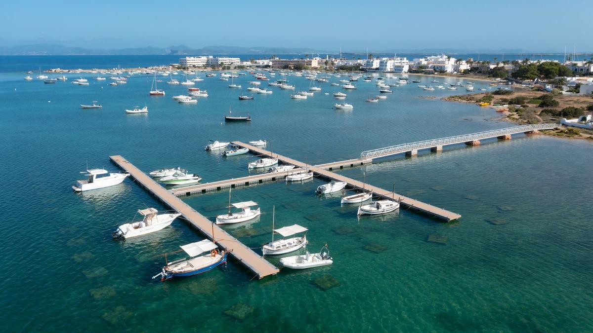 Pantalán flotante y barcos fondeados en s&#039;Estany des Peix