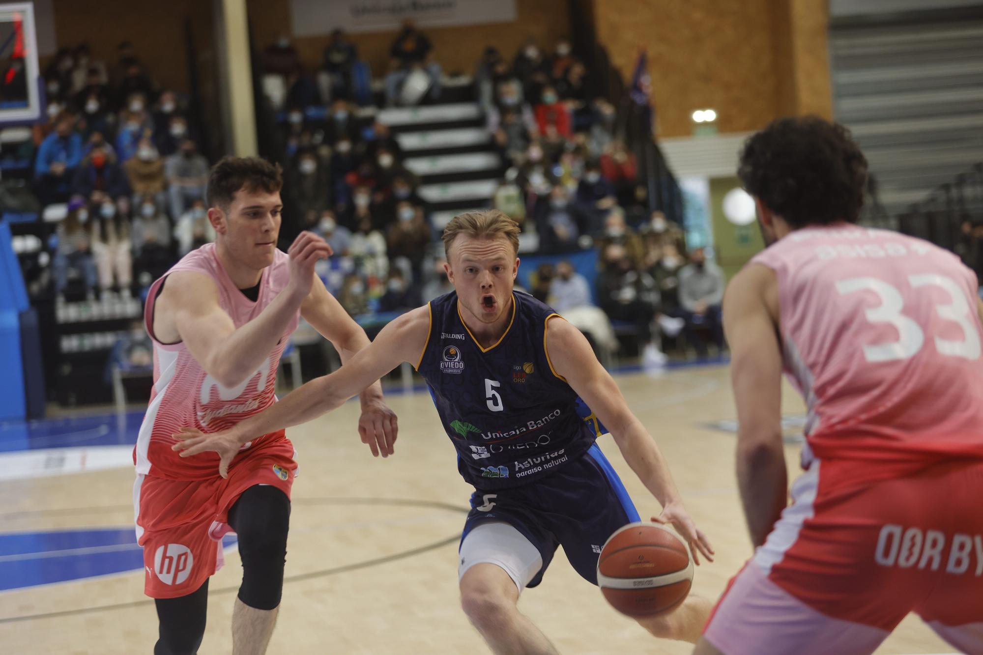 En imágenes: así fue el partido entre el Oviedo Baloncesto y el Estudiantes