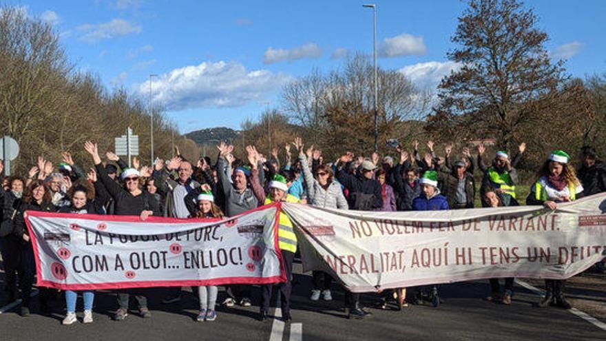 Veïns durant la protesta que s&#039;ha fet aquest diumenge 22 de desembre