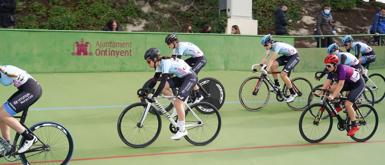 Ciclistas disputando la Lliga de Pista en el velódromo de Ontinyent
