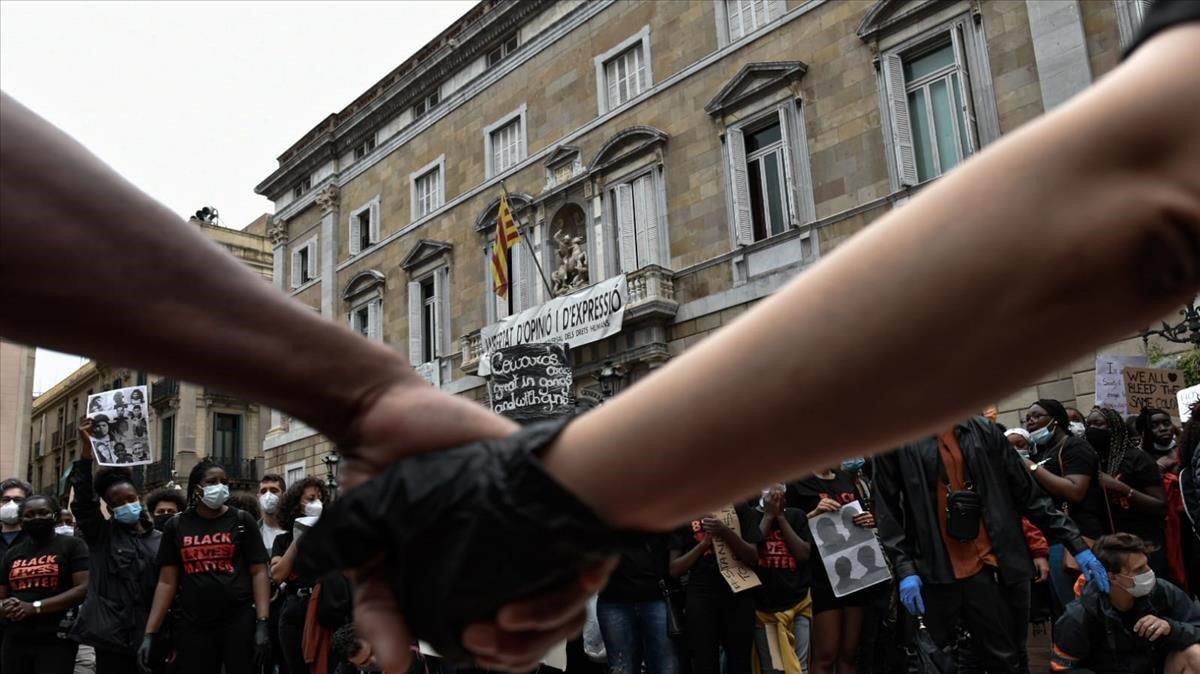 zentauroepp53682323 07 06 2020 concentraci n contra el racismo en la plaza sant 200607124220