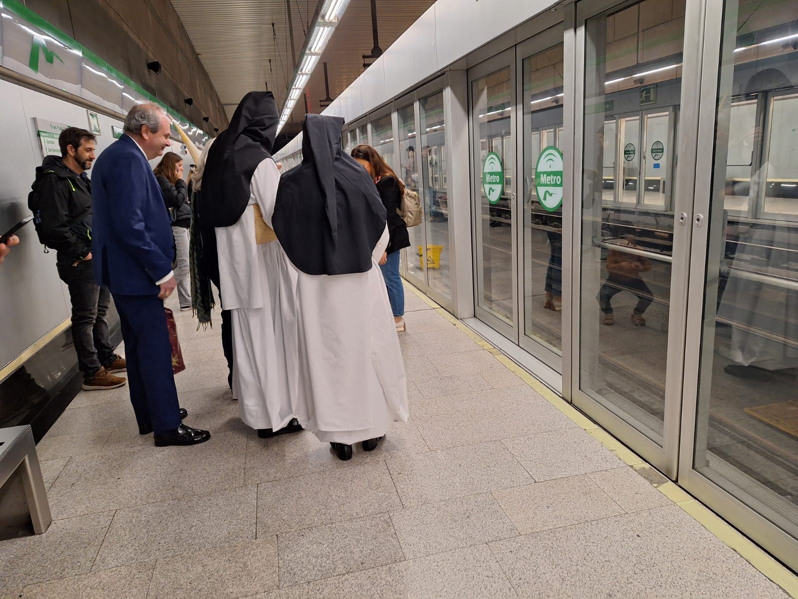 Nazarenos de San Buenaventura en el metro de Sevilla