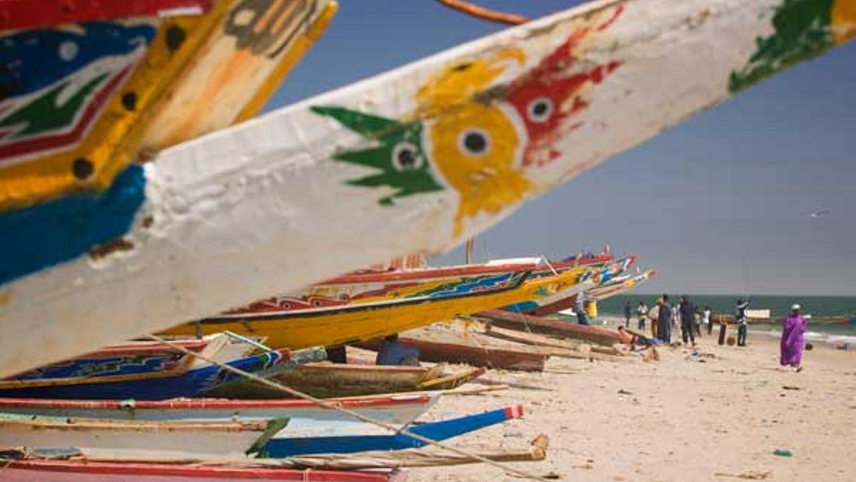 Barcos de colores en una playa de Banjul.