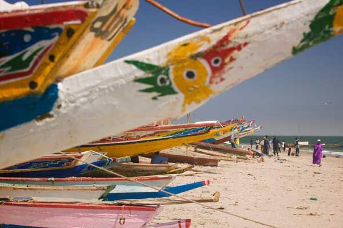 Barcos de colores en una playa de Banjul.