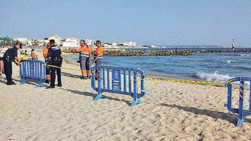 La playa sigue acordonada.