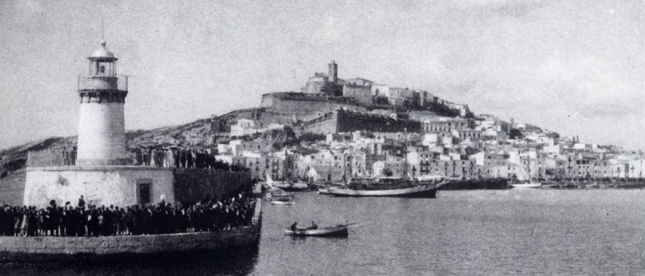 Fotografía antigua del puerto de Ibiza con el faro de es Muro en primer plano.