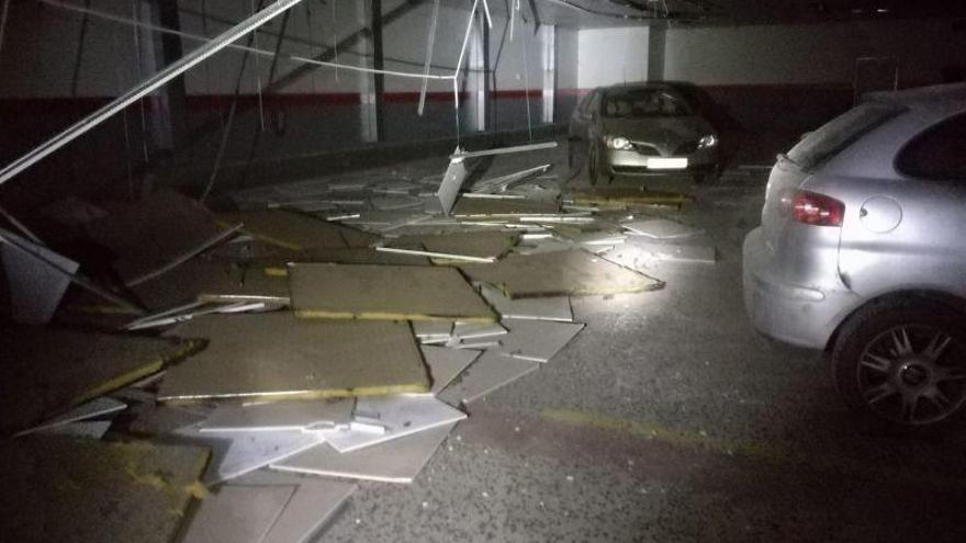 El techo de un supermercado cae sobre el aparcamiento sin causar daños personales