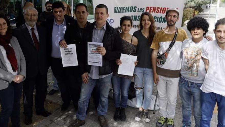 Estudiantes junto a Cunyat, portavoz de la mesa, en la recogida de firmas