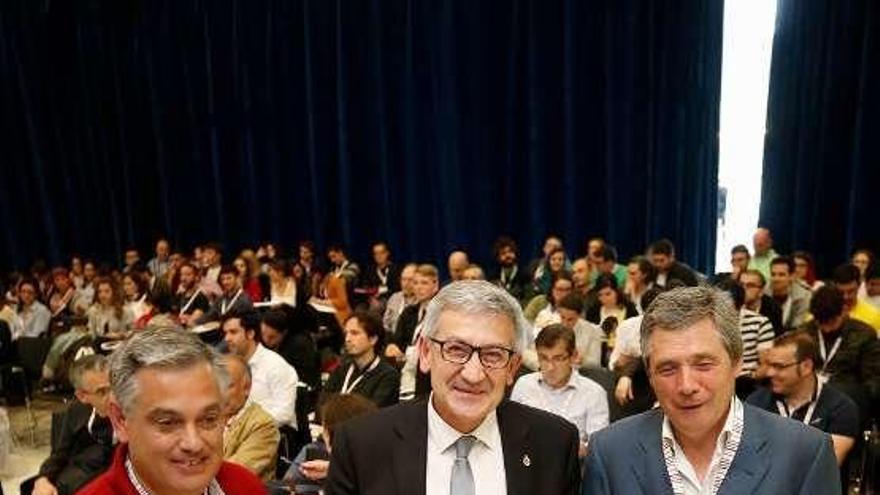 Por la izquierda, Cadierno, García Granda y Esteruelas, durante la inauguración ayer en Oviedo.