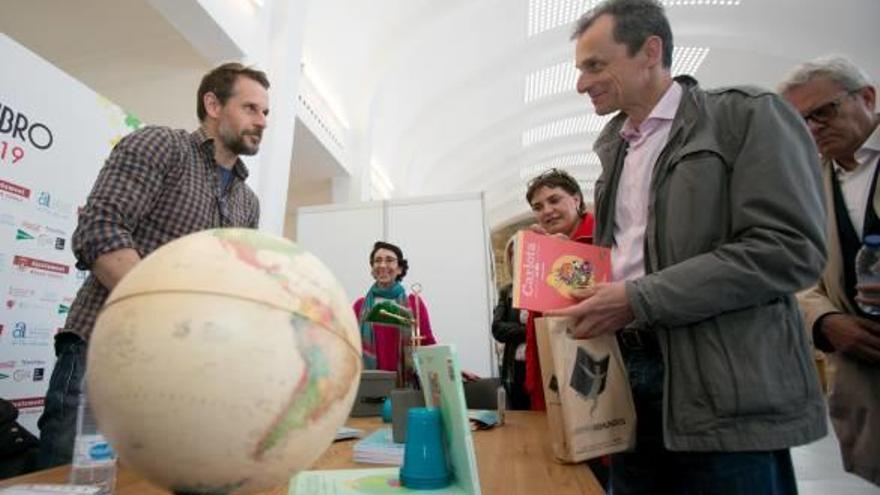 Pedro Duque, durante su visita a los puestos de la Feria del Libro de Alicante.