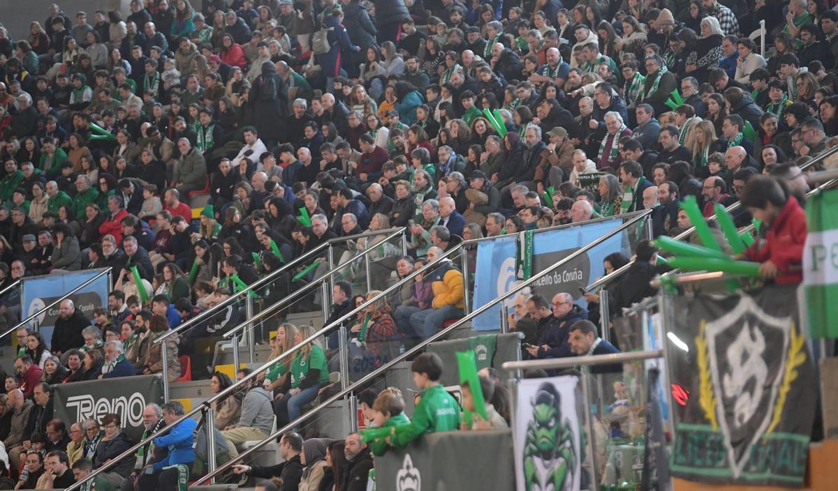 Los aficionados del Liceo abarrotaron la grada en el partido contra el Barça.