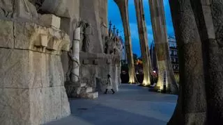 La Sagrada Família a puerta cerrada y, pese al mal tiempo, en la hora azul / FOTOGALERÍA