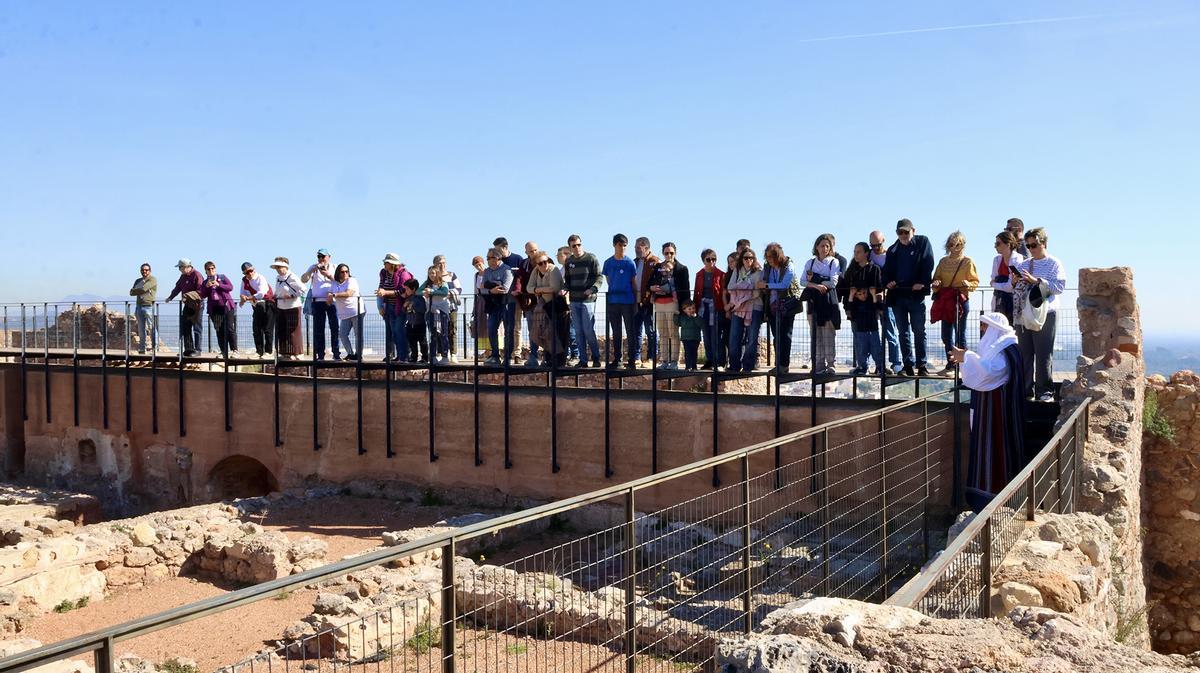 Foto de una visita guiada en el castillo de las 300 Torres, en Onda.