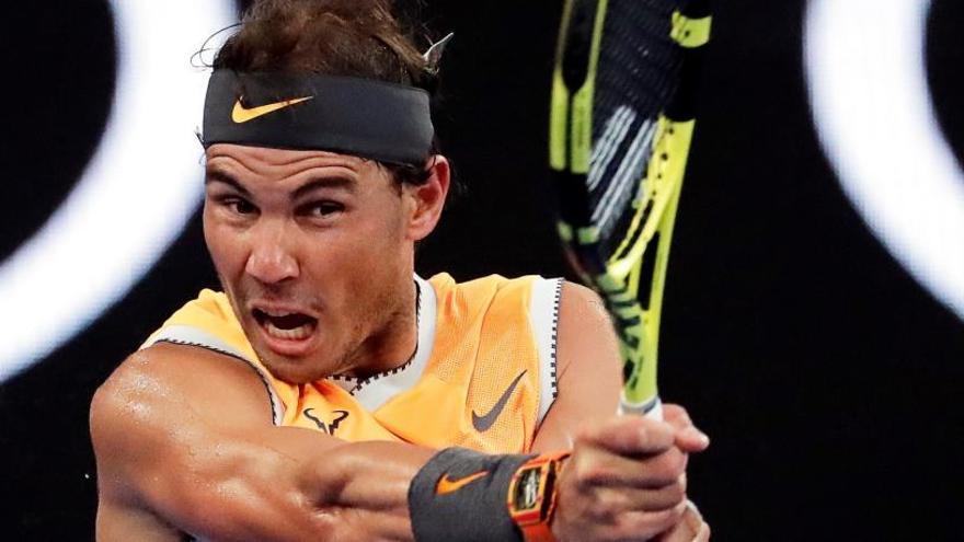 Nadal golpea un revés ante De Miñaur.